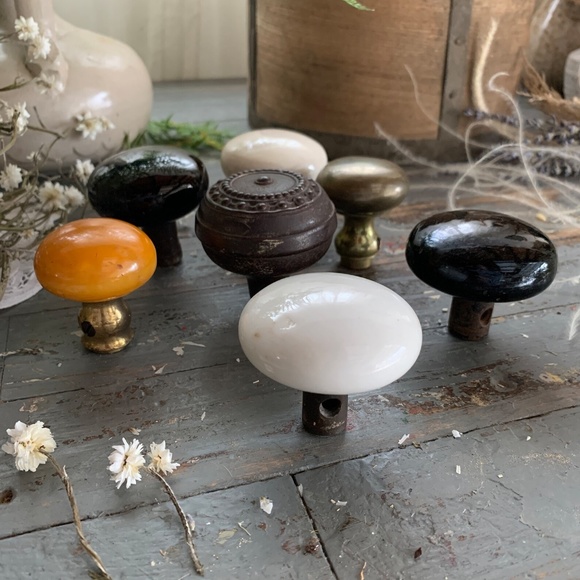 ANTIQUE PORCELAIN & BRASS DOOR KNOBS - Picture 4 of 9